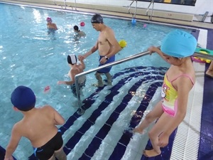 Los alumnos del Secanet han disfrutado del primer baño del curso en la Piscina Climatizad de La Nucía