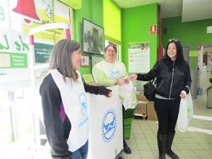 La campaña ha arrancado esta mañana en cuatro supermercados de La Nucía