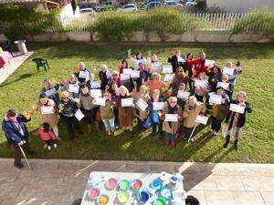 Los voluntarios sociales junto a Beatriz Pérez- Hickmans, concejala de Bienestar Social en el Centro Social El Calvari