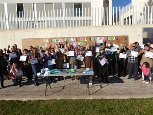 Todos con sus "Huellas solidarias" han pintado el mural conmemorativo esta mañana