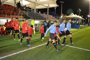 Los dos equipos saltando al terreno de juego el pasado viernes en el Camilo Cano