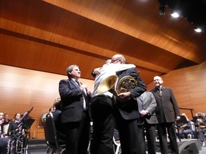 Abrazo entre el nuevo músico Toni Cano y su hijo Paco Cano, que fue el encargado de darle el diploma de entrenada en la Unió Musical La Nucía