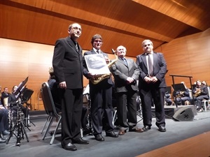 Nuria Martínez Zahonero nuevo saxo alto de la banda junto a Ramón Lorente, director, Juan J. Ivorra, pte. Unió Musical y Pedro Lloret, concejal de Cultura