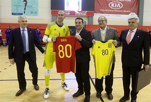 El guardameta Rafa Fernández recibió un sentido homenaje en el minuto 5 de partido.