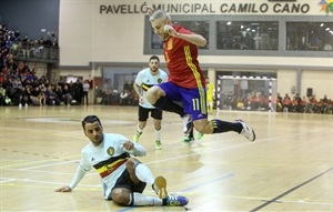 Miguelín sorteando rivales en el partido de esta tarde