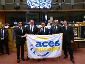 Bernabé Cano, alcalde de La Nucía, durante su discurso tras recibir el premio de Mejor Villa Europea del Deporte, junto a los concejales Sergio Villalba y Miguel A.Ivorra y el pte de ACES Europe