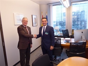 Ramón Luís Valcárcel, vicepresidente del Parlamento Europeo, saludando a Bernabé Cano, alcalde de La Nucía.