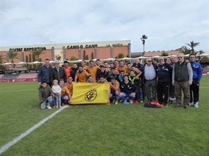 La Selección Valenciana al final del partido junto a icente Muñoz, pte. FFCV, Damián López, delegado en Alicante de la FFCV y Sergio Villalba, concejal de Deportes