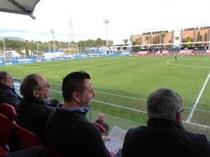 Sergio Villalba, concejal de Deportes, junto a Damián López, en el palco de la Ciutat Esportiva Camilo Cano