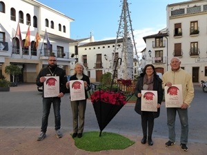 Presentación de la Feria de Navidad 2017 en la plaça Major con Vidal Corredor, pte. Asoc. Jubilados y Pensionistas de La Nucía, Lina Cano, pta. AECC La Nucía, Juanjo González, pte. Majorals 2018 Penya Els Grillats y Beatriz Pérez-Hickman, concejala de Turismo