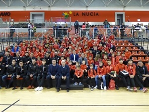 Camacho se fotografió junto a todos los jugadores del fútbol base del C.F. La Nucía al finalizar la charla