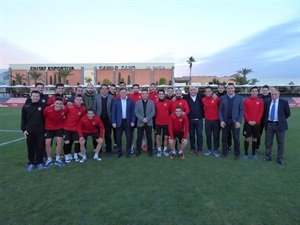 Camacho se realizó una foto con la primera plantilla del C.F. La Nucía antes de la charla