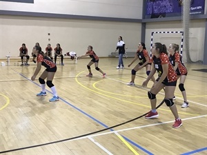 Las jugadoras infantiles de La Nucía en una de las jugadas del partido