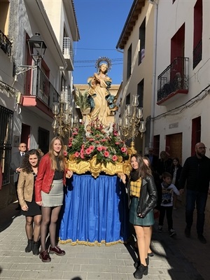 La imagen de la Purísima fue portada por la futura reina de las fiestas 2018 Jero Arranz y su corte de honor