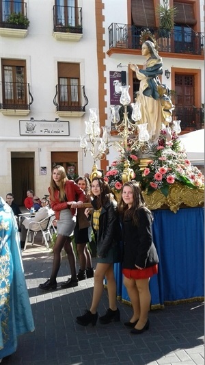 La procesión a su paso por la plaça Major