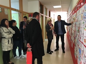 Todas las postales están expuestas en los pasillos del Colegio Sant Rafel