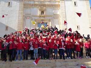 Los dos coros escolares han lanzado los gorros al aire al finalizar la actuación