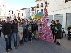 Representantes de AECC La Nucía junto a los concejales Beatriz Pérez, Sergio Villalba, Pepe Cano, Mª Jesús Jumilla y Miguel A. Ivorra