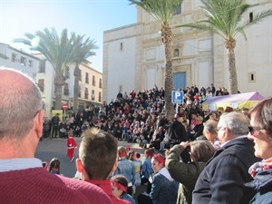 La Feria de Navidad contó con actuaciones en directo de danza y baile de las diferentes escuelas nucieroas