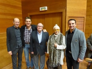 Lola Herrera y Juanjo Artero en l'Auditori de La Nucía junto a Bernabé Cano, alcalde de La Nucía, Pedro Lloret, concejal de Cultura y Francesc Sempere, director de l'Auditori