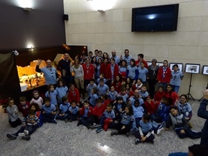 El Grup Scout de La Nucía junto a María Jesús Jumilla, concejala de Juventud, y Sergio Villalba, concejal de Educación, durante la inauguración del Belén