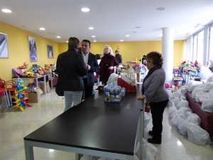 En esta donación extraordinaria de Navidad se ha repartido 400 kg de comida entre 136 familias