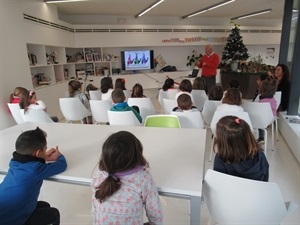 Los alumnos del Colegio Público San Rafel  han podido escuchar dos cuentos que ha relatado el escritor local Manuel Sánchez