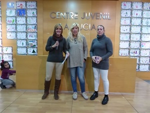 María Jesús Jumilla, concejala de Juventud, Eva Naranjo, concejala de Industria y Comercio y Ofelia Jurado, profesora de Pintura y dibujo del Centro Juvenil de La Nucía fueron las encargadas de dar los premios