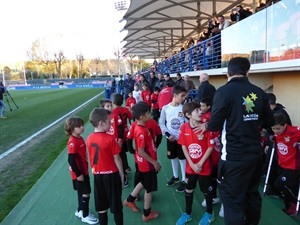 Las gradas del Camilo Cano se llenaron para la presentación del fútbol base nuciero