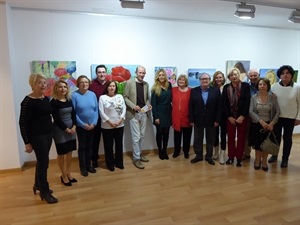 Los alumnos de la Escuela de Arte que participan en la exposición junto a la profesora Isabel Marquina, el director de l'Auditori Francesc Sempere y los concejales Pedro Lloret y Gemma Márquez