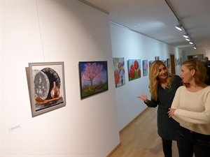 Gemma Márquez, concejala de Igualdad, visitando la exposición