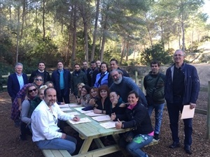 Los alumnos del Taller de Empleo Pinar de Garaita VIII junto a Bernabé Cano, alcalde de La Nucía, Serafín López, concejal de Empleo y Tomás Aguirrregoitia, técnico SERVEF