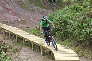 Puente de madera realizado por el Taller de Empleo dentro de una de las Rutas BTT