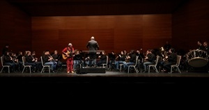 Dani Miquel y la banda de la Unió Musical abrieron la programación navideña de La Nucía