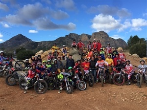 El Alcalde, Bernabé Cano, el concejal de Deportes, Sergio Villalba y el 22 veces Campeón, TOni Bou, junto con los Pilotos participantes de la Primavera de Trial 2017