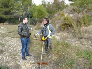 Pepe Cano, concejal de Participación Ciudadana, conversa con los trabajadores que realizan la limpieza de parcelas municipales forestales