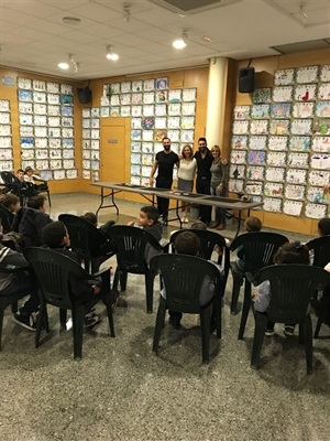 María Jesús Jumilla, concejala de Juventud, y Gema Márquez, concejala de Igualdad, disfrutaron de algunos de los trucos que aprendieron los jóvenes