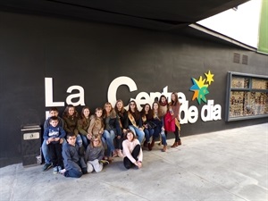 La Reina y las Damas junto a María Jesús Jumilla, concejala de Juventud, y algunos de los participantes