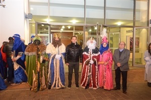 Bernabé Cano, alcalde de La Nucía, y Pedro Lloret, concejal de Cultura acompañaron a Melchor, Gaspar y Baltasar e l'Auditori