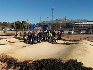 Carlos Romeu, del Club Olímpico de Madrid, Juanma Cardoso presidente del Lcub BMX Race La Nucia y Sergio Villalba junto a los riders alemanes