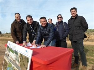 Bernabé Cano, alcalde de La Nucía, en el momento de su firma