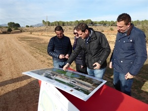 Jose Luís Campos, arquitecto del proyecto, explicando el estadio