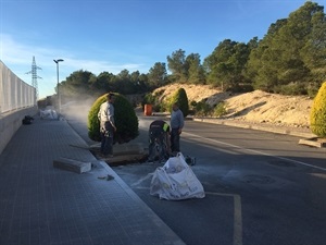 El primer paso de esta actuación fue la eliminación de los alcorques de esta acera