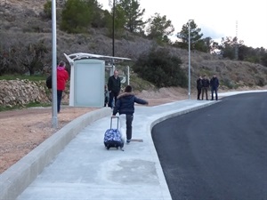 La neuva parada del bús escolar del Tossal dispone también de una acera de acceso