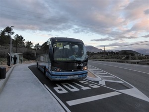 El carril del bús es independiente de la entrada de la urbanziación