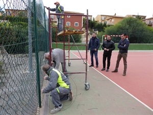 El alcalde, Bernabé Cano, junto con los ediles de Deporte, Sergio Villalba, y Urbanismo, Miguel Ángel Ivorra, visitan las obras de mantenimiento