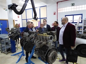 Enric Nomdedéu, Secretario Autonómico de Empleo y Director General del SERVEF, junto a los concejales de La Nucía, en el Taller de mecánica de la Escuela de Oficios de La Nucía