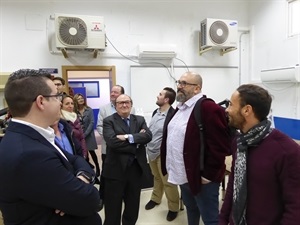 Eric NOmdedéu, junto a ediles nucieros, en el Taller de CLimatización de la Escuela de Oficios