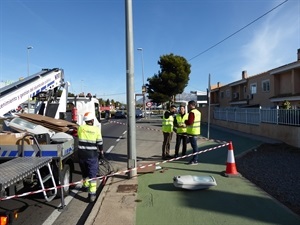 Las farolas de la CV-70 están sobre el carril bici de la carretera