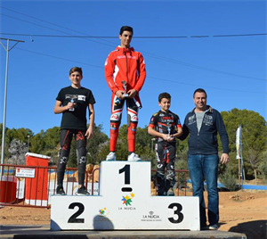 Los pilotos nucieros Marcos Combarro (3º) y Baptiste Llorens (1º) en el podium junto a Sergio Villalba, concejal de Deportes